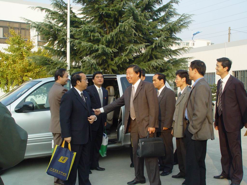 验收组领导抵达苏苑中学