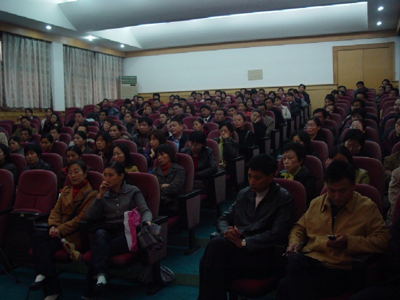 高一学生家长会现场