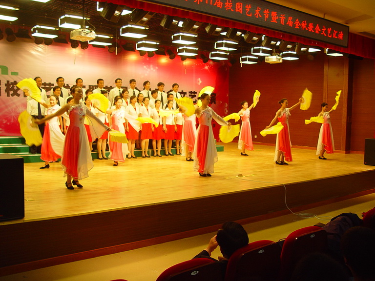 第十一届校园艺术节暨金秋歌会文艺汇演活动
