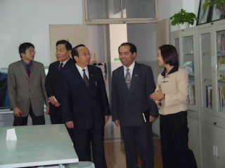 领导参观美术陈列室