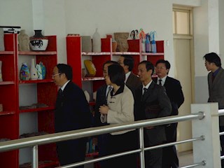 领导参观美术陈列室