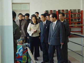 领导参观美术陈列室