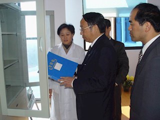 领导参观学校医务室