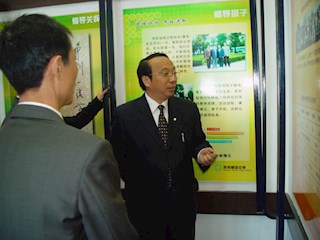 领导参观教师荣誉室