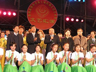 专家领导和演出人员合影