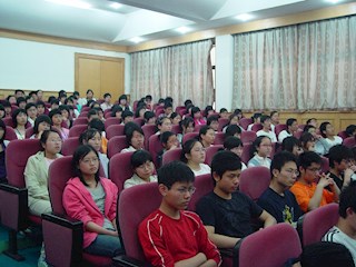 震灾募捐现场记实